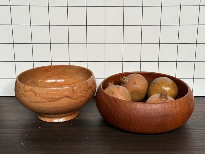 2 Teak houten schalen en 4 decoratieve granaatappels - Afbeelding 2