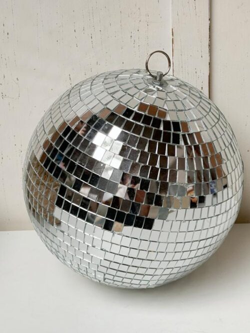 Spiegelende discobal met een ophangoog