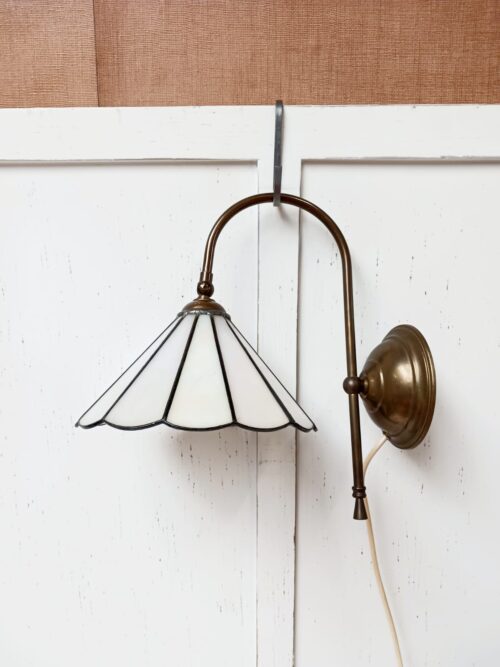 Sfeervolle schelpvormige Tiffany wandlamp met een kap van witglas in lood en bronzen arm